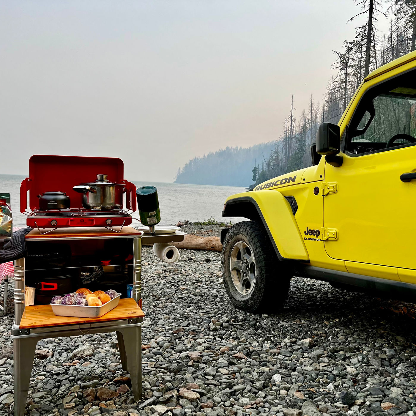 DOCK kitchen next to a Jeep Gladiator Rubicon on a Pacific shoreline